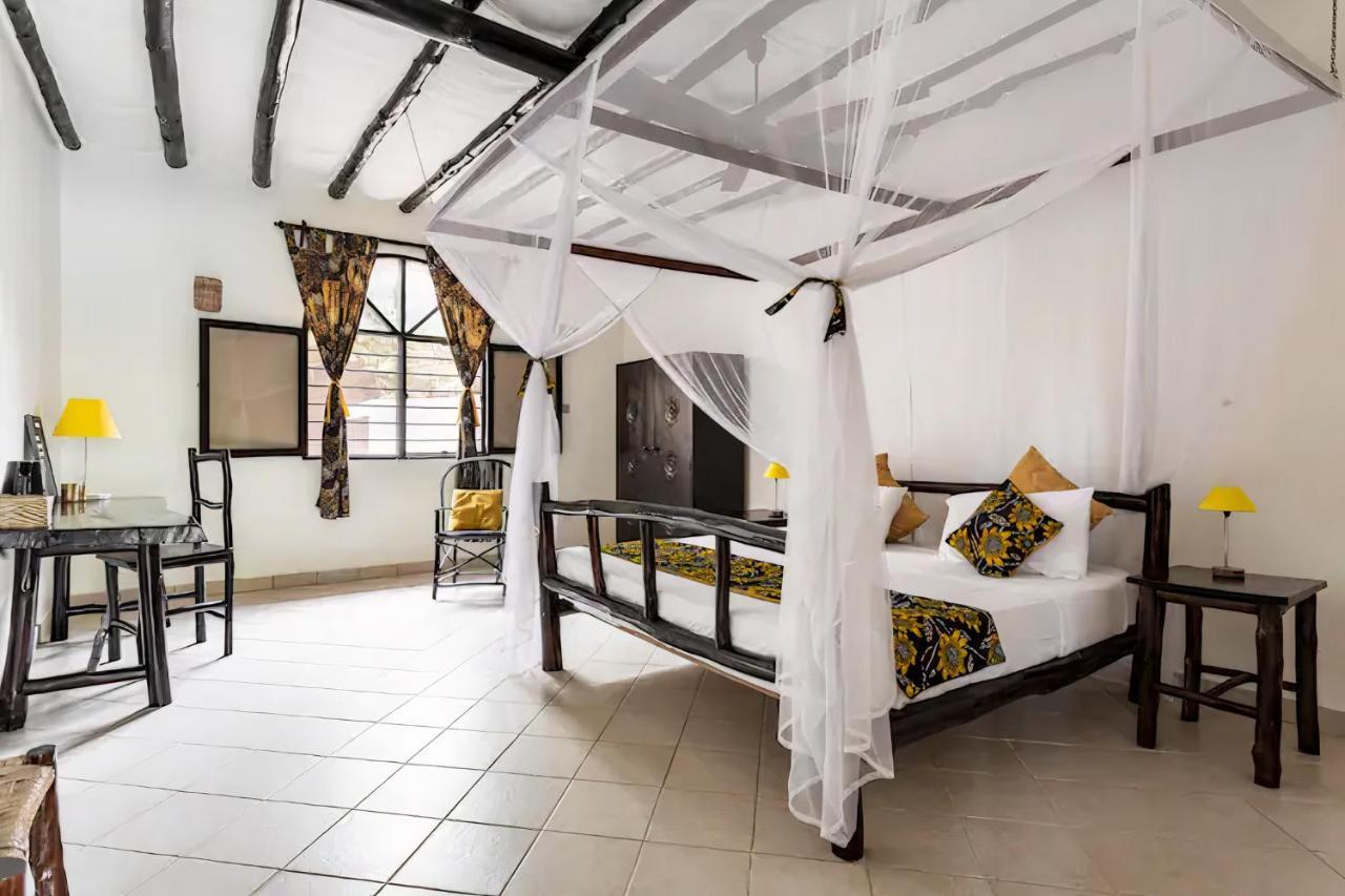 Zarafa House Bed and Breakfast Diani Beach Exteriör bild